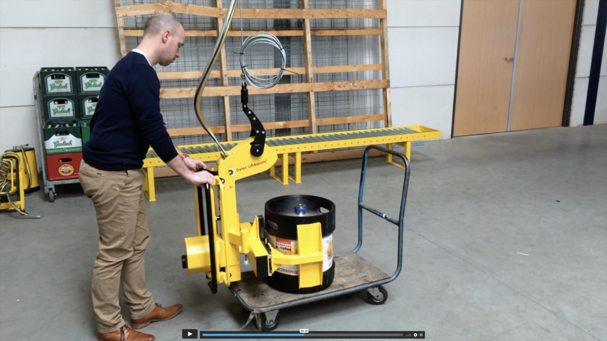 The advantage of a manual keg lifter in your workflow