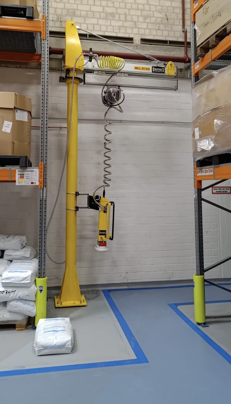 https://files.dotecliftassists.com/v1/files/3/2/4/9/2/Bag%20handling%20equipment.jpg_0