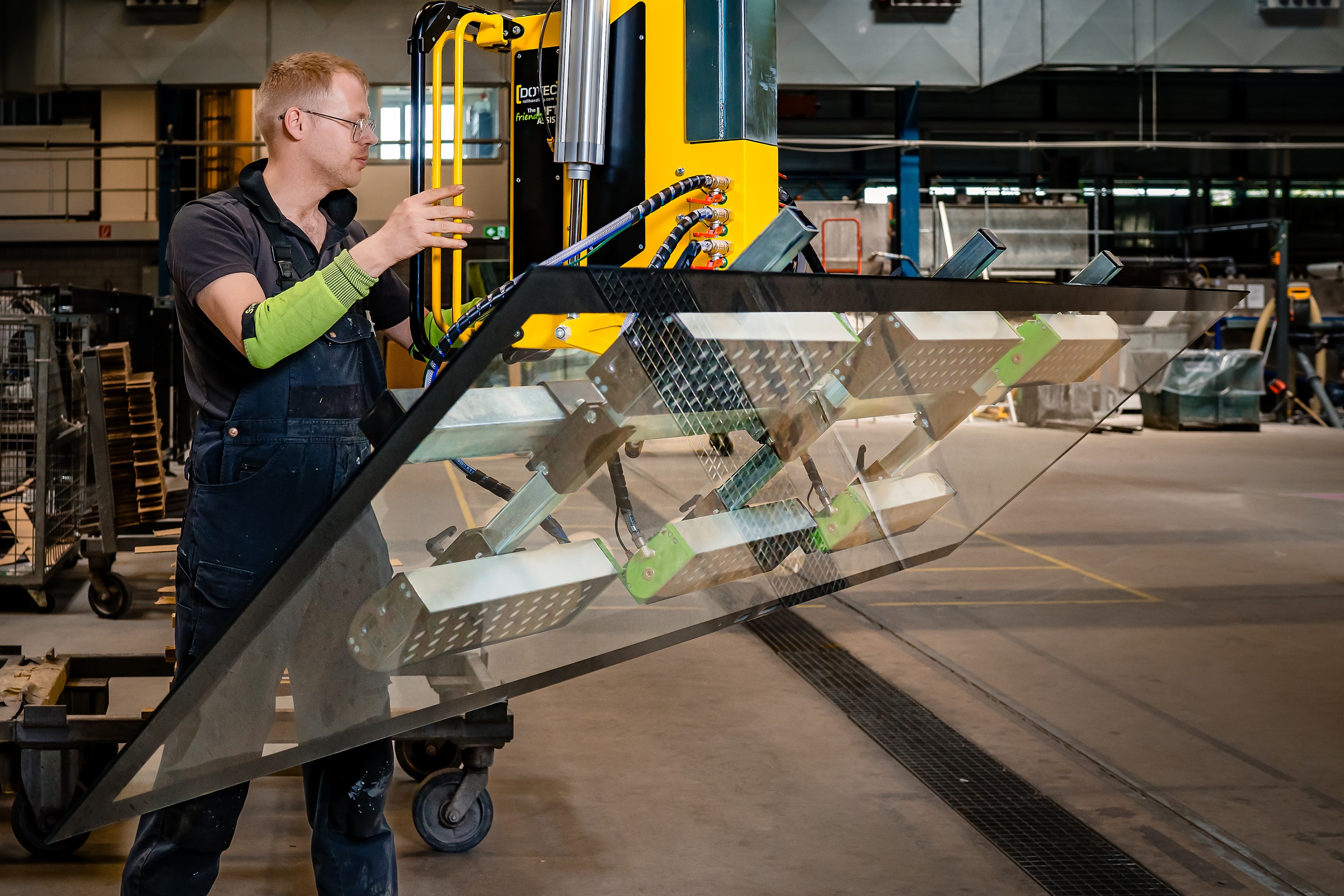 https://files.dotecliftassists.com/v1/files/8/1/3/9/2/Dotec%20-%20Steinfort%20-%20Glass%20handling.jpg_0